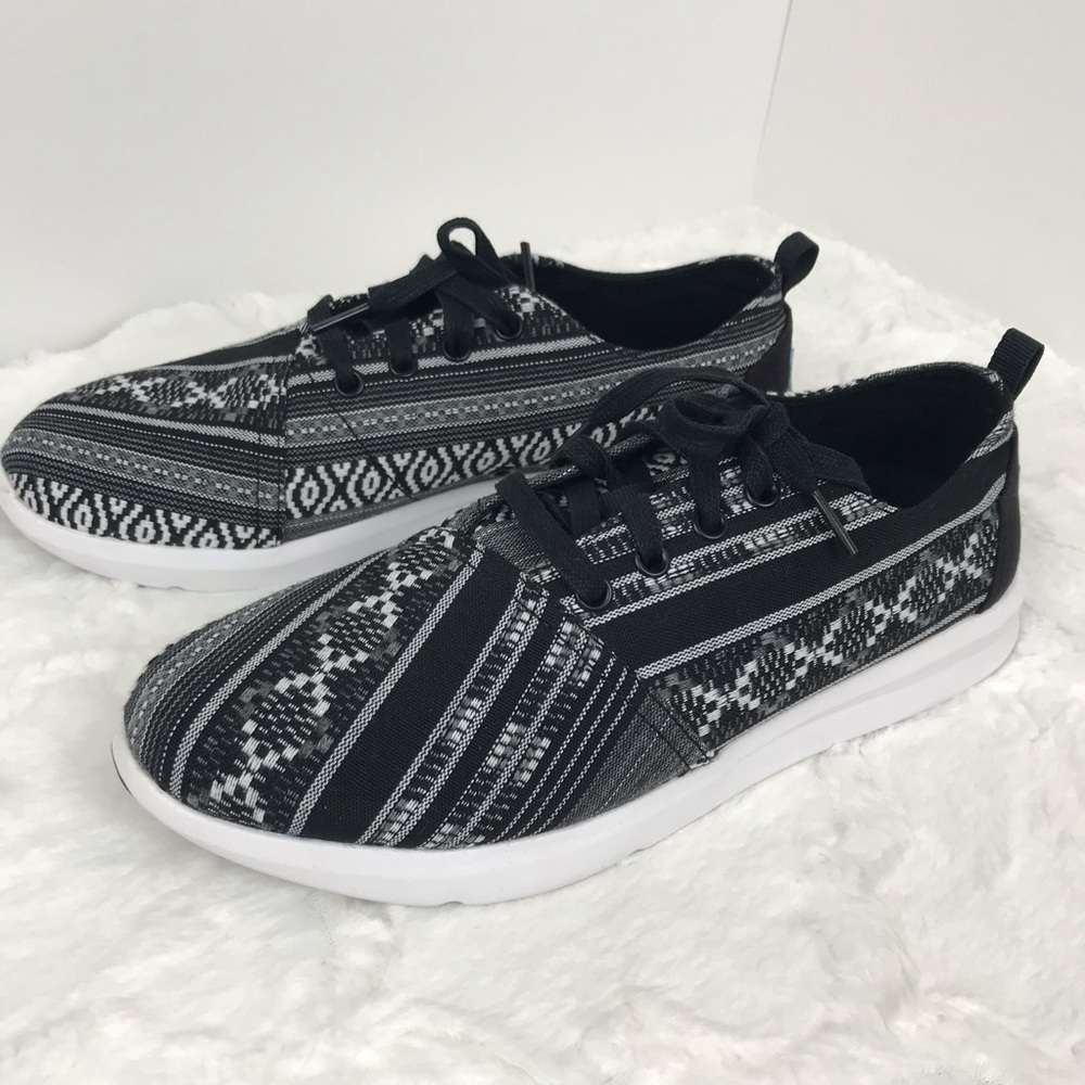 TOMS Del Rey Sneaker | Tribal Stripe | NEW sz 9